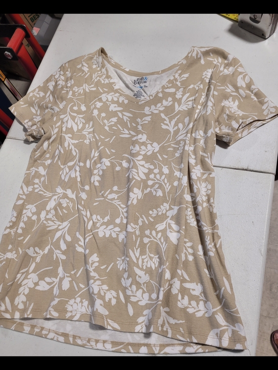 croft & barrow Tops - croft & barrow Beige Floral V-Neck Short Sleeve Tee